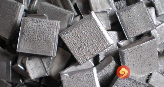 5月期鎳連續(xù)第三個月下跌，周四觸及去年6月來最低水準(zhǔn)每噸8,810美元，今年迄今下跌12%，是跌幅最大的主要基本金屬。